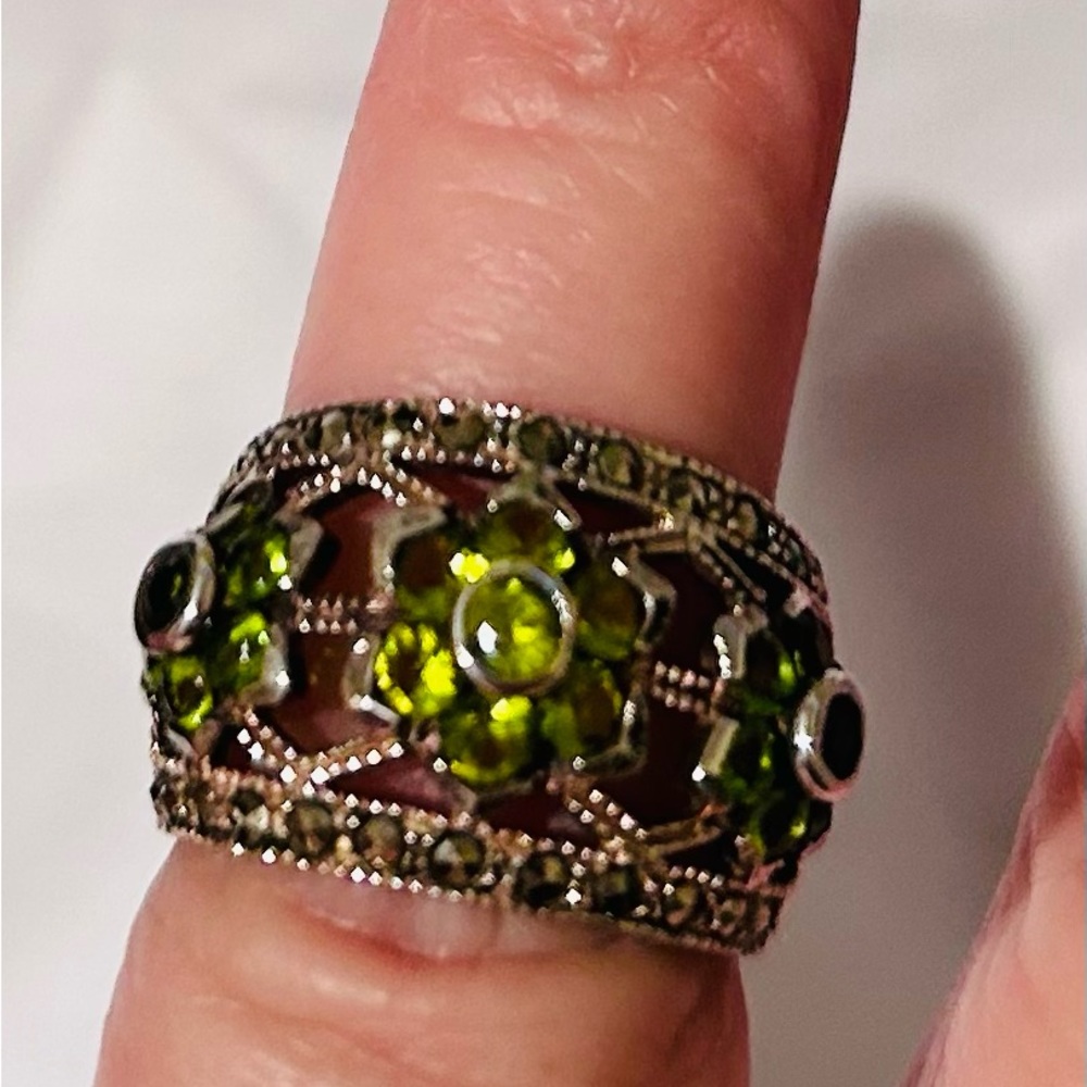 Romantic feminine Vintage Stunning Peridot & Marcasite Sterling Silver Ring